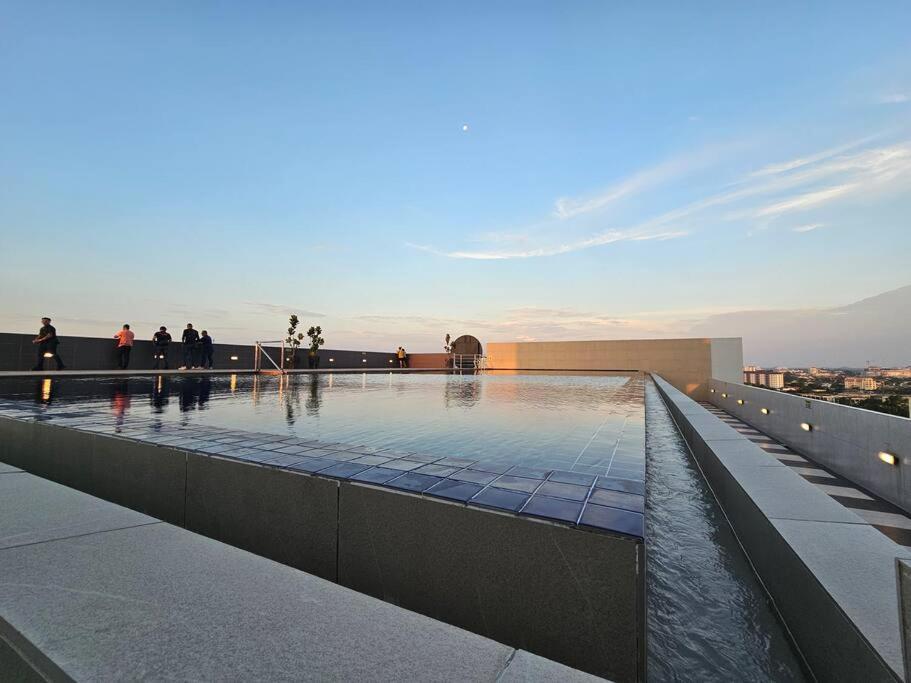 Lovely Podium Cityview 3Bedroom With Pool A2 Кучинг Экстерьер фото