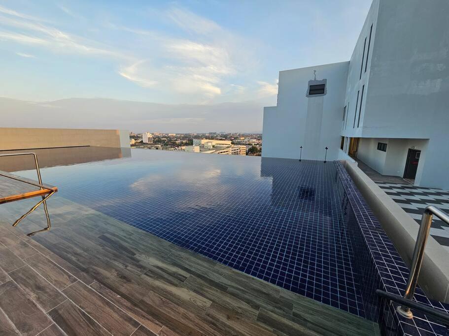 Lovely Podium Cityview 3Bedroom With Pool A2 Кучинг Экстерьер фото