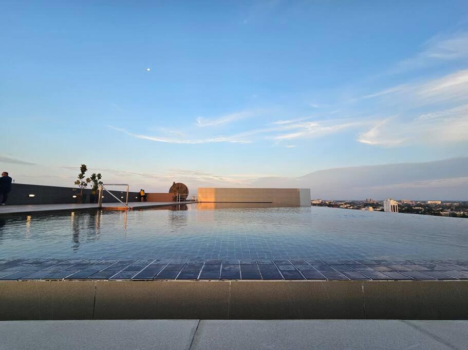 Lovely Podium Cityview 3Bedroom With Pool A2 Кучинг Экстерьер фото