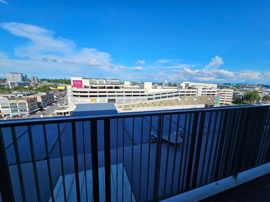 Lovely Podium Cityview 3Bedroom With Pool A2 Кучинг Экстерьер фото