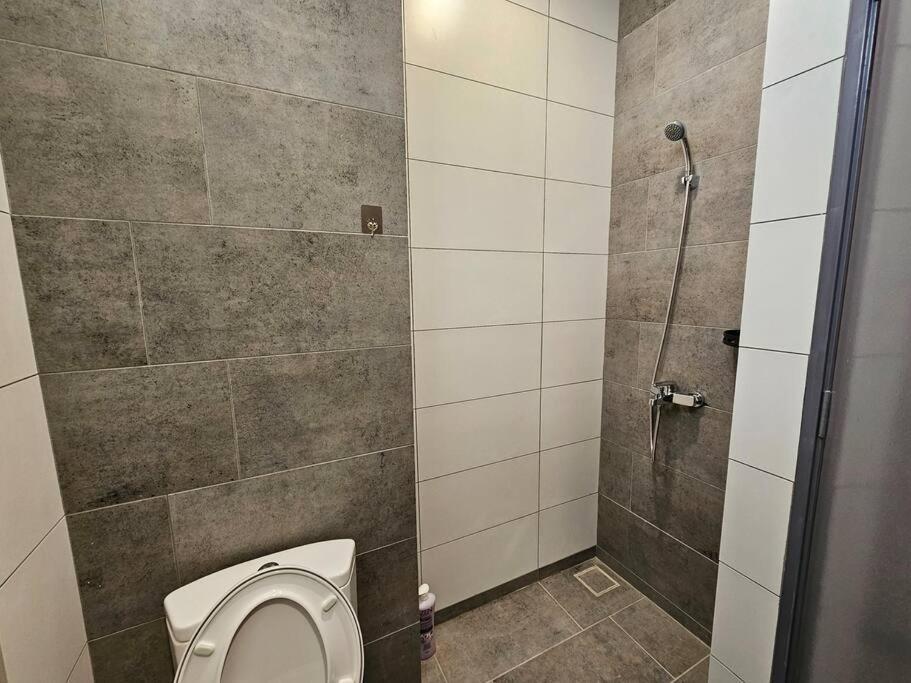 Lovely Podium Cityview 3Bedroom With Pool A2 Кучинг Экстерьер фото